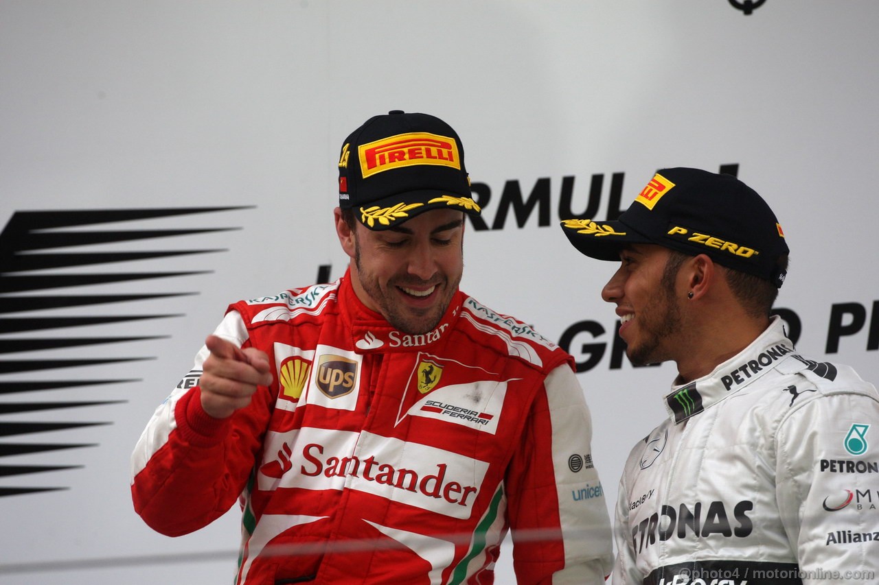 GP CINA, 14.04.2013- Gara, Fernando Alonso (ESP) Ferrari F138 vincitore e terzo Lewis Hamilton (GBR) Mercedes AMG F1 W04 