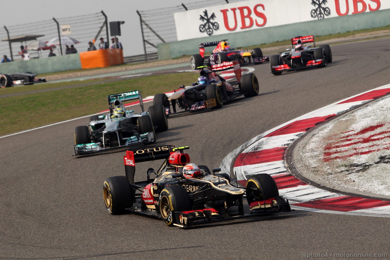 GP CINA, 14.04.2013- Gara, Romain Grosjean (FRA) Lotus F1 Team E21 davanti a Nico Rosberg (GER) Mercedes AMG F1 W04 