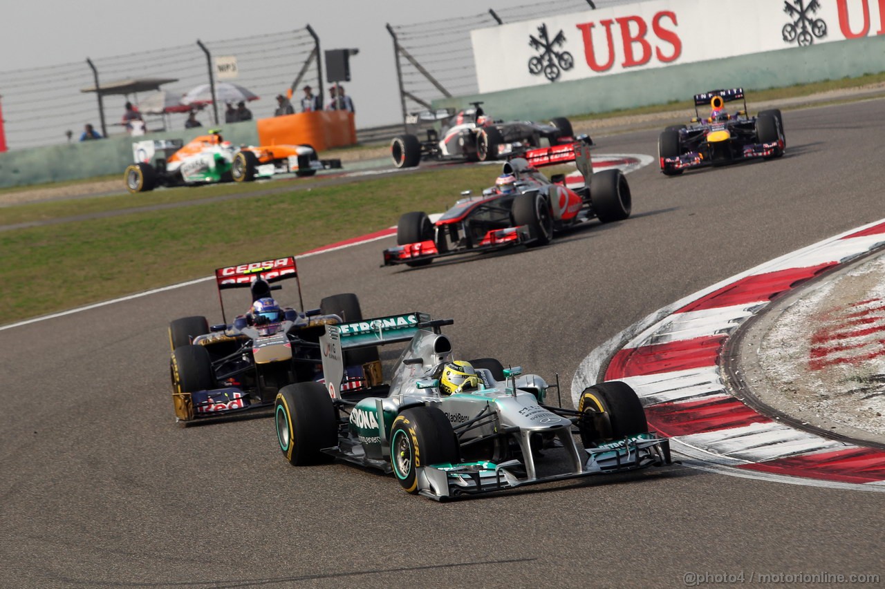 GP CINA, 14.04.2013- Gara, Nico Rosberg (GER) Mercedes AMG F1 W04 davanti a Daniel Ricciardo (AUS) Scuderia Toro Rosso STR8 