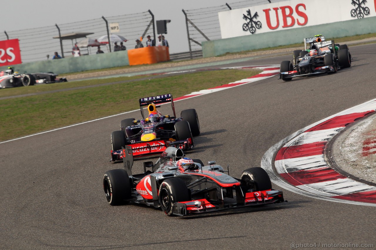 GP CINA, 14.04.2013- Gara, Jenson Button (GBR) McLaren Mercedes MP4-28 davanti a Sebastian Vettel (GER) Red Bull Racing RB9 