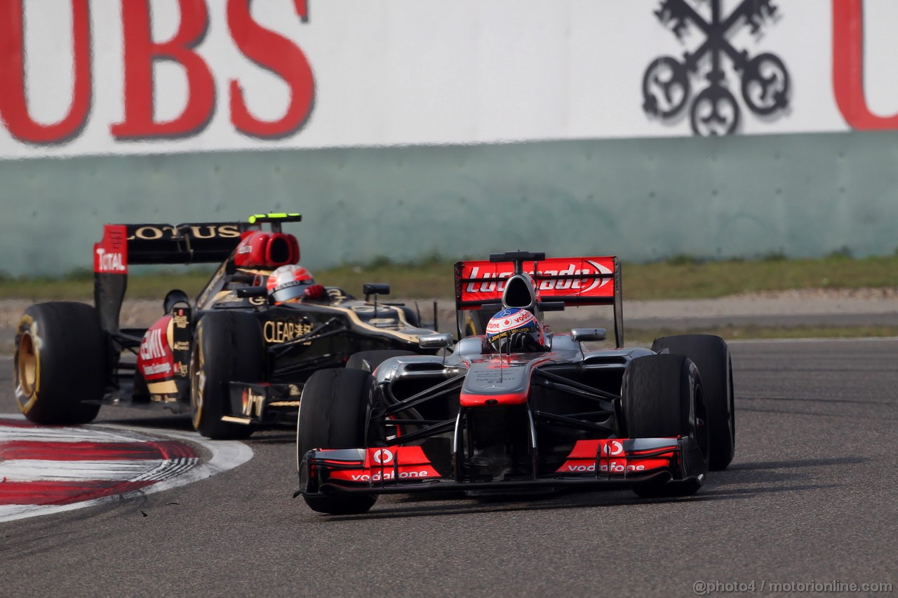 GP CINA, 14.04.2013- Gara, Jenson Button (GBR) McLaren Mercedes MP4-28 davanti a Romain Grosjean (FRA) Lotus F1 Team E21 