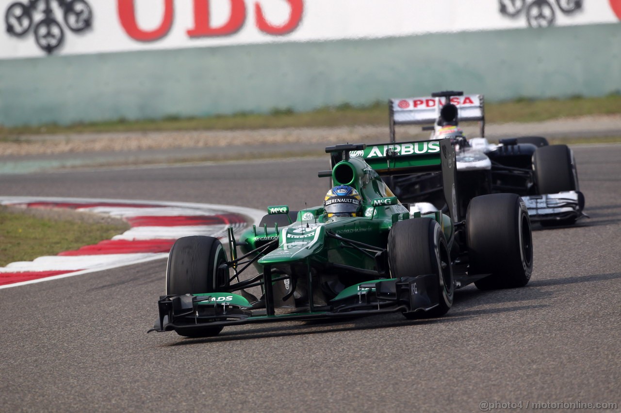 GP CINA, 14.04.2013- Gara, Charles Pic (FRA) Caterham F1 Team CT03 davanti a Pastor Maldonado (VEN) Williams F1 Team FW35 