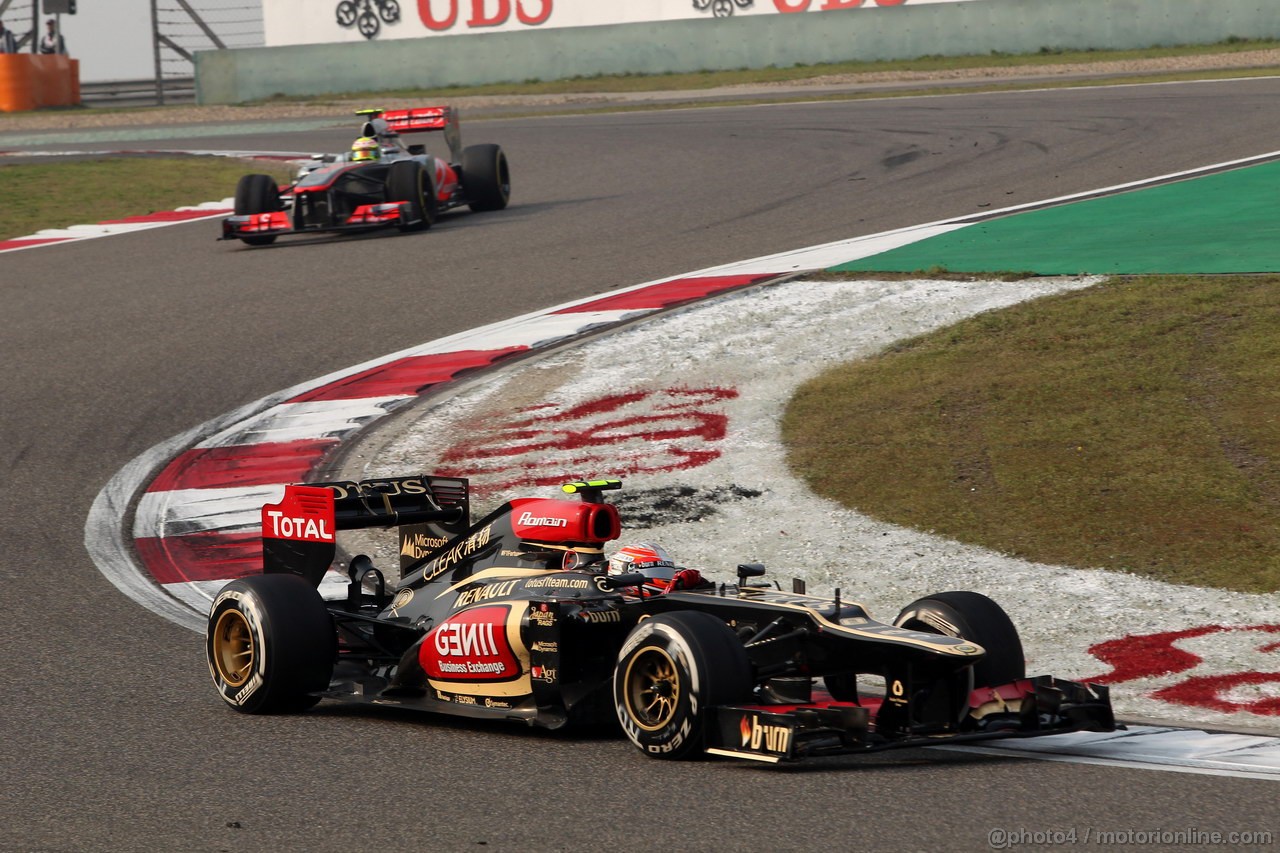 GP CINA, 14.04.2013- Gara, Romain Grosjean (FRA) Lotus F1 Team E21 Luiz Razia (BRA), Marussia F1 TEAM MR02 Sergio Perez (MEX) McLaren MP4-28 