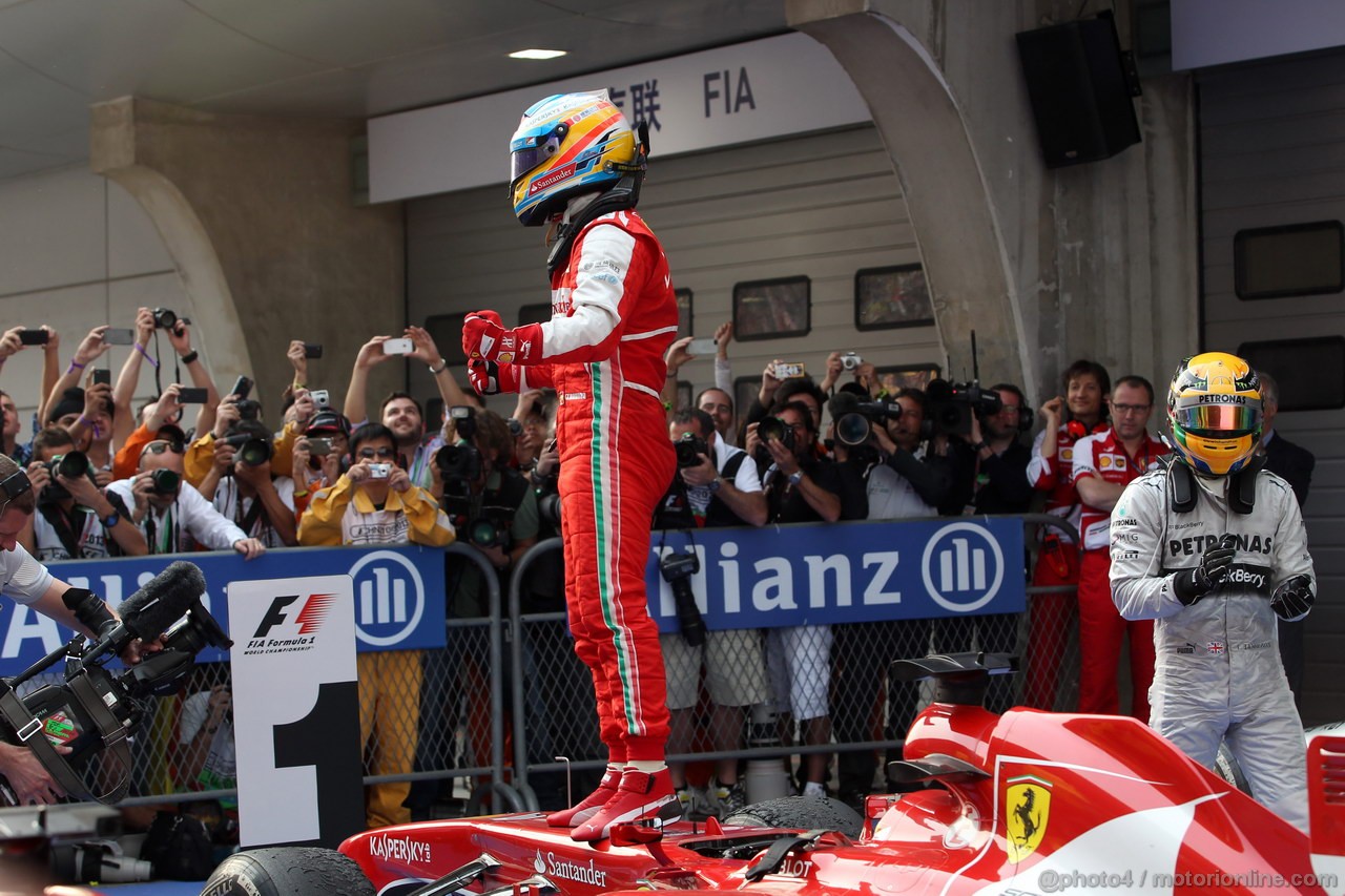 GP CINA, 14.04.2013- Gara, Fernando Alonso (ESP) Ferrari F138 vincitore e Lewis Hamilton (GBR) Mercedes AMG F1 W04 