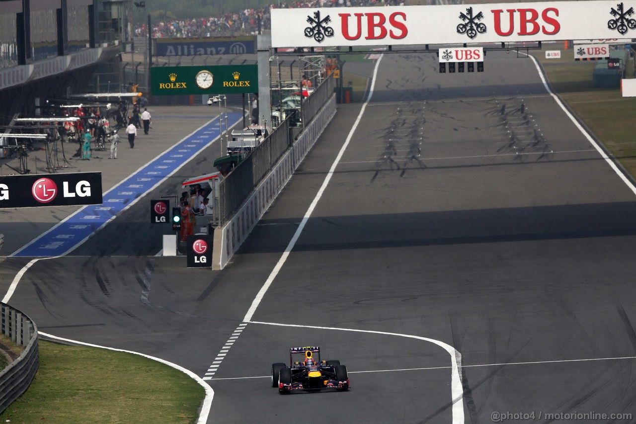 GP CINA, 14.04.2013- Gara, Mark Webber (AUS) Red Bull Racing RB9 leaves the pits at 2 lap