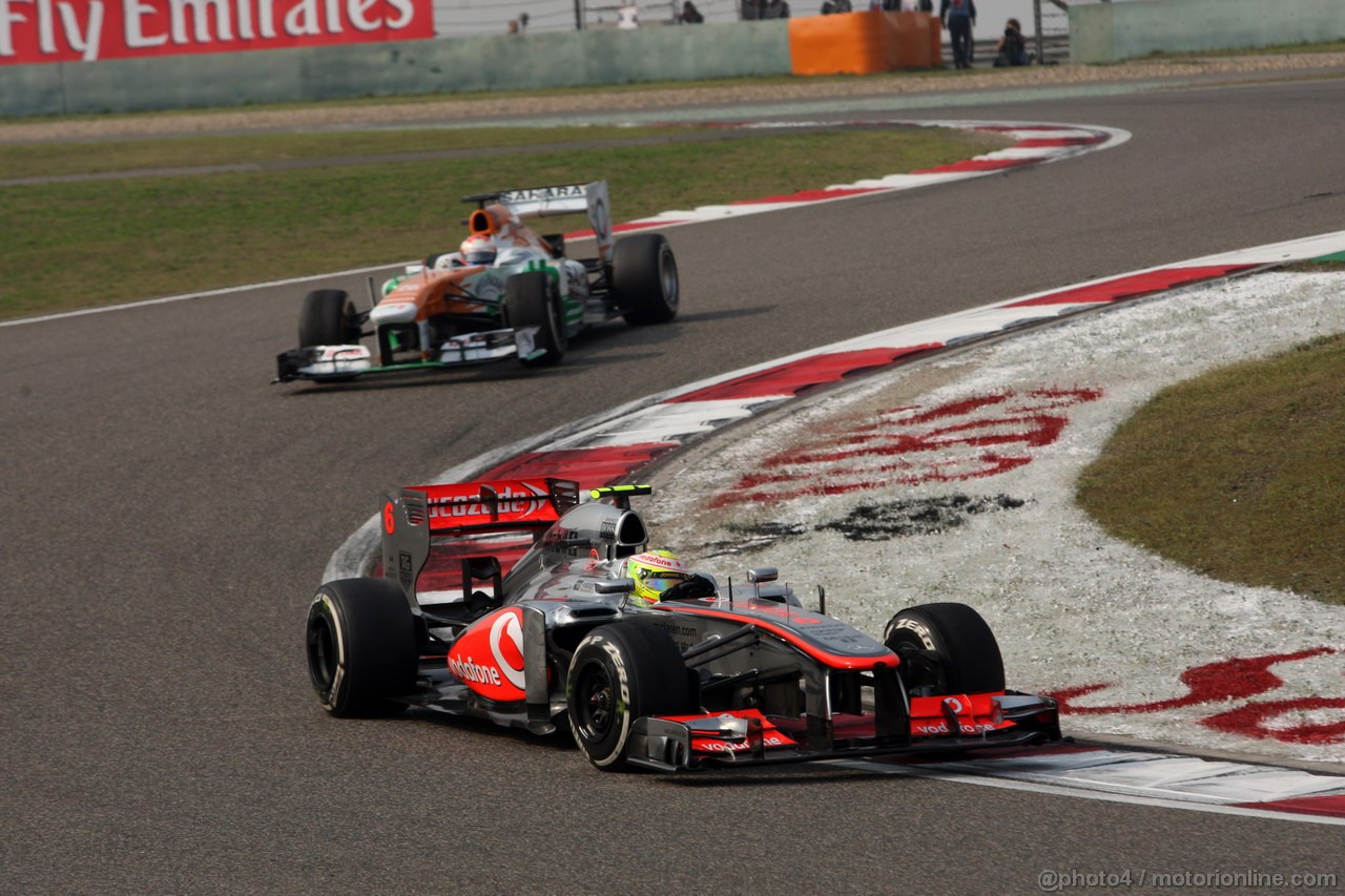 GP CINA, 14.04.2013- Gara, Sergio Perez (MEX) McLaren MP4-28 davanti a Paul di Resta (GBR) Sahara Force India F1 Team VJM06 