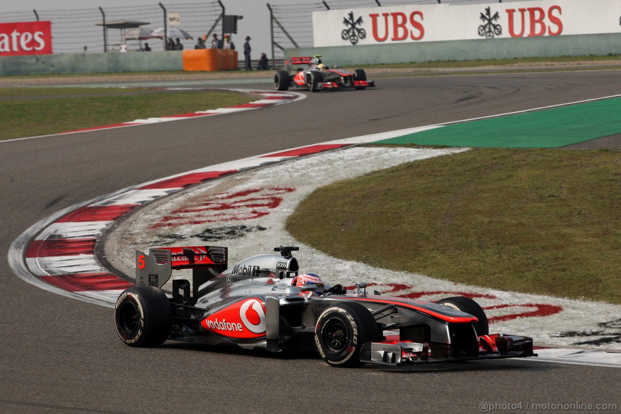 GP CINA, 14.04.2013- Gara, Jenson Button (GBR) McLaren Mercedes MP4-28 davanti a Lewis Hamilton (GBR) Mercedes AMG F1 W04 