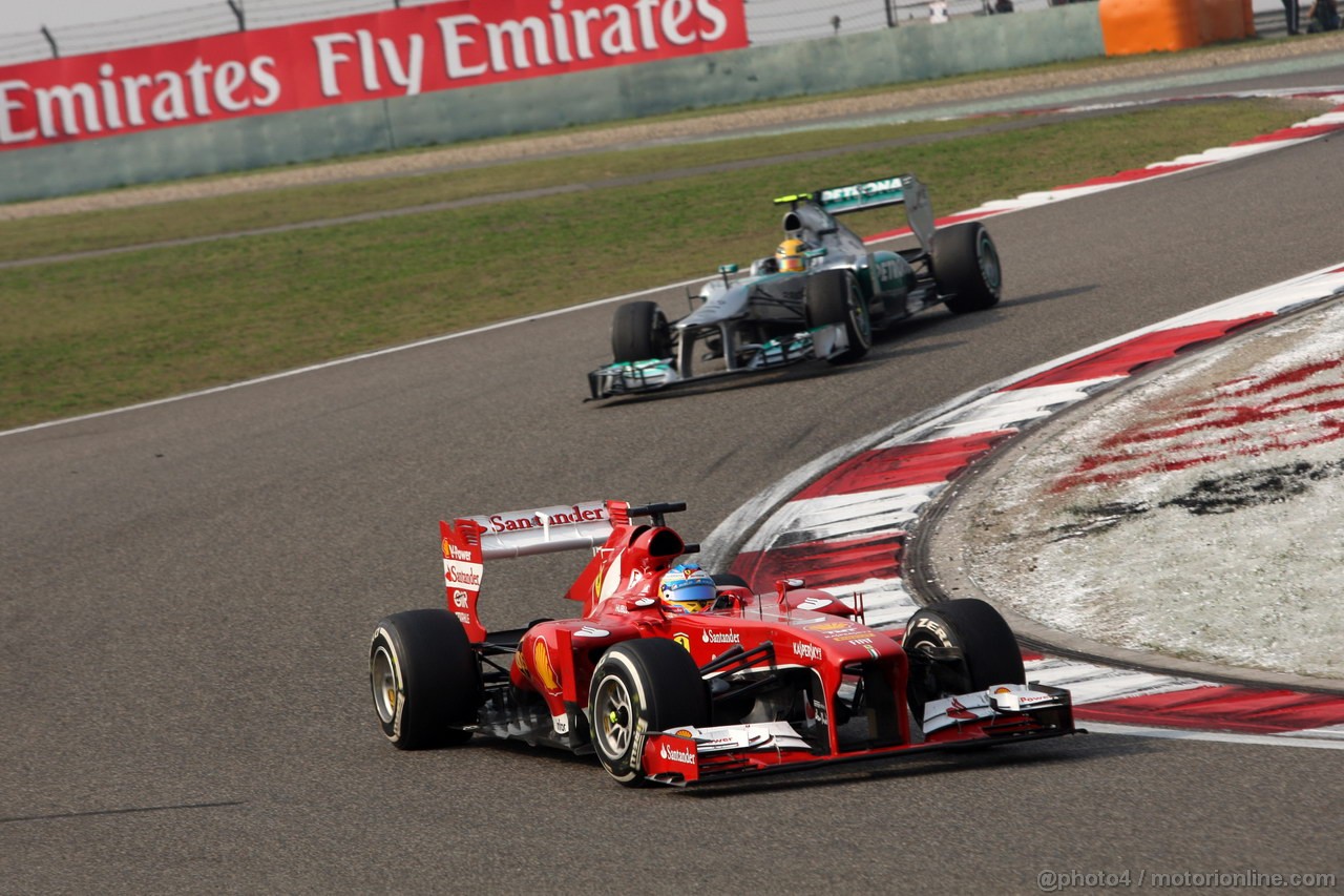GP CINA, 14.04.2013- Gara, Fernando Alonso (ESP) Ferrari F138 davanti a Lewis Hamilton (GBR) Mercedes AMG F1 W04 