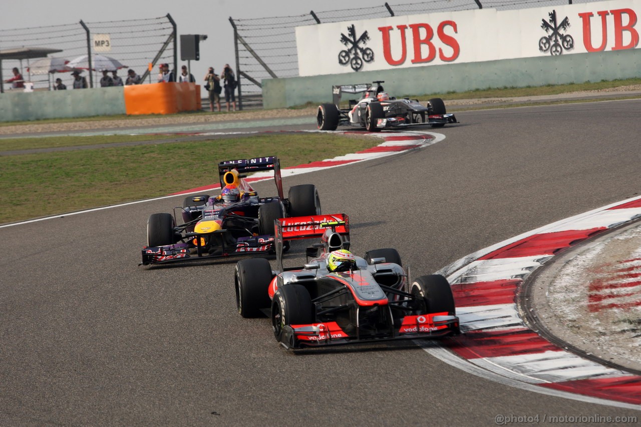 GP CINA, 14.04.2013- Gara, Sergio Perez (MEX) McLaren MP4-28 davanti a Sebastian Vettel (GER) Red Bull Racing RB9 