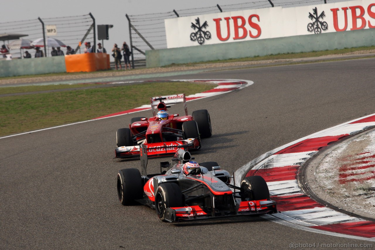 GP CINA, 14.04.2013- Gara, Jenson Button (GBR) McLaren Mercedes MP4-28 davanti a Fernando Alonso (ESP) Ferrari F138 