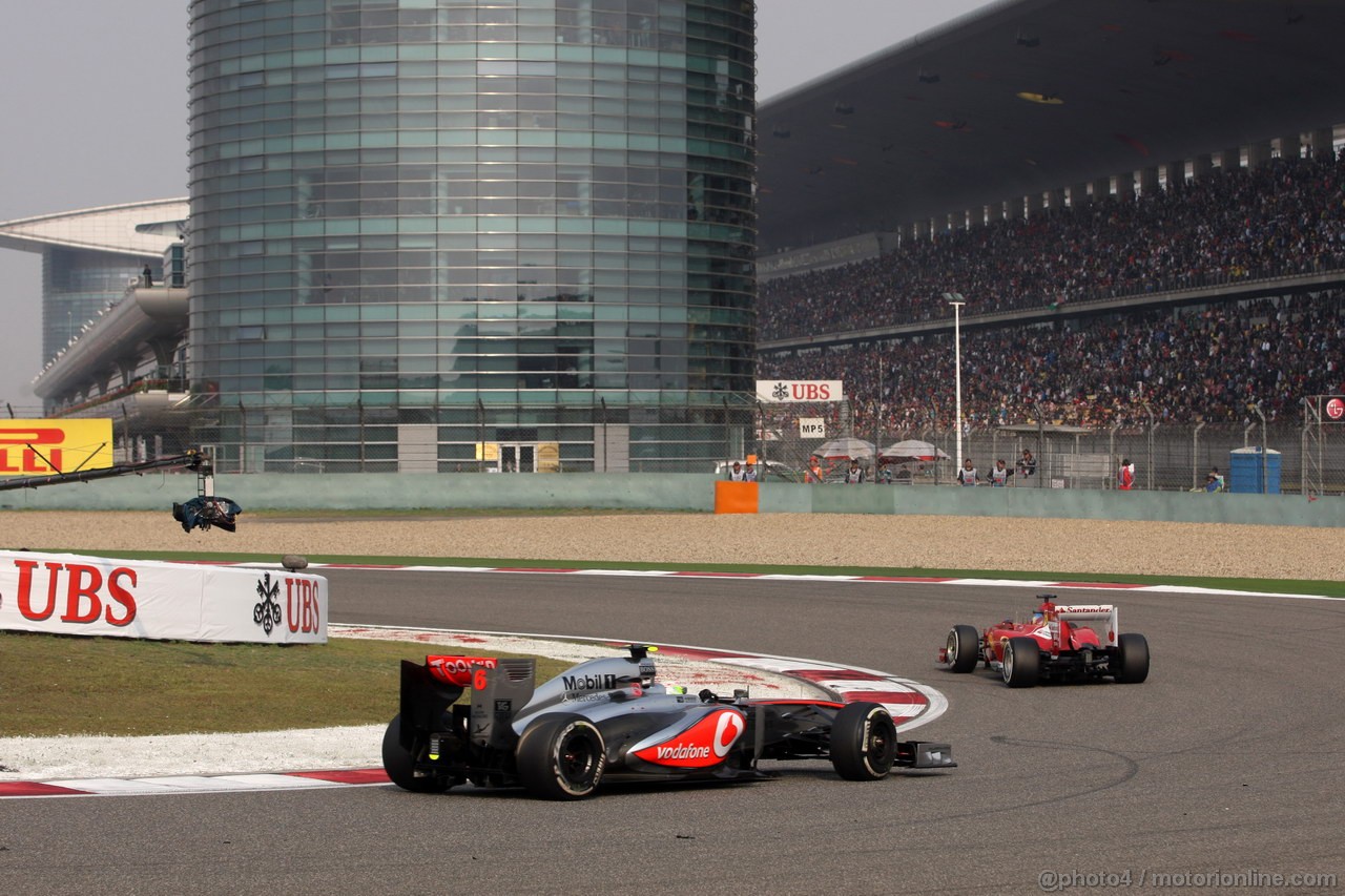 GP CINA, 14.04.2013- Gara, Lewis Hamilton (GBR) Mercedes AMG F1 W04 e Fernando Alonso (ESP) Ferrari F138 