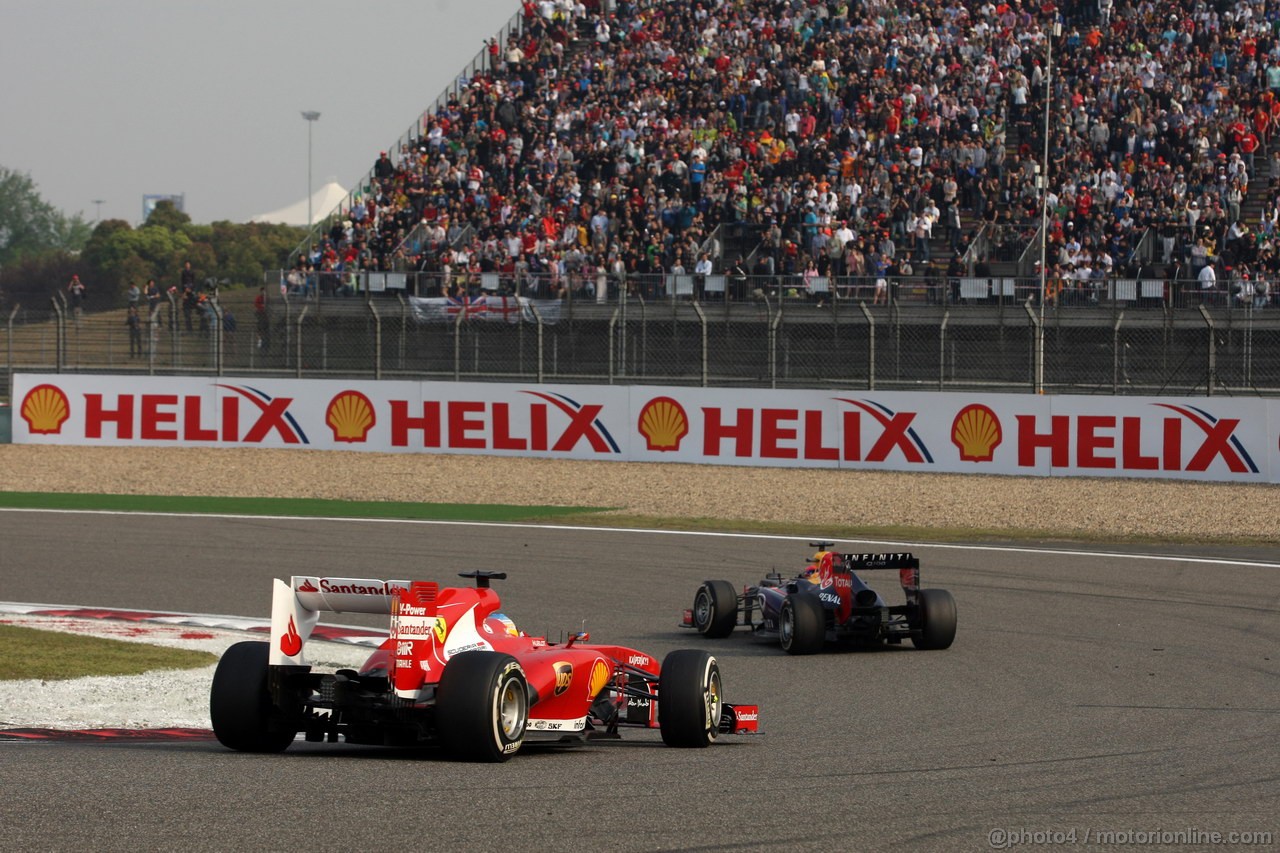 GP CINA, 14.04.2013- Gara, Fernando Alonso (ESP) Ferrari F138 e Sebastian Vettel (GER) Red Bull Racing RB9 