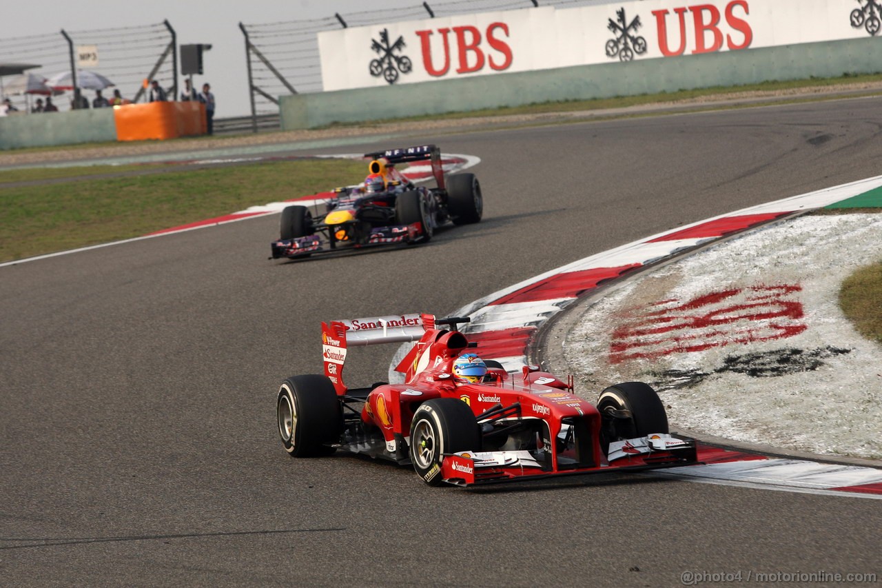 GP CINA, 14.04.2013- Gara, Fernando Alonso (ESP) Ferrari F138 davanti a Sebastian Vettel (GER) Red Bull Racing RB9 