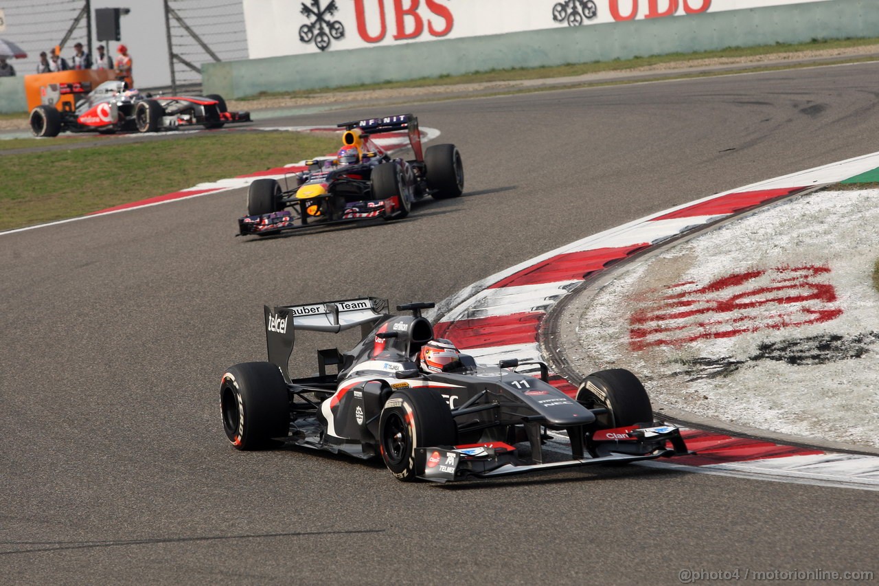 GP CINA, 14.04.2013- Gara, Nico Hulkenberg (GER) Sauber F1 Team C32 davanti a Sebastian Vettel (GER) Red Bull Racing RB9 