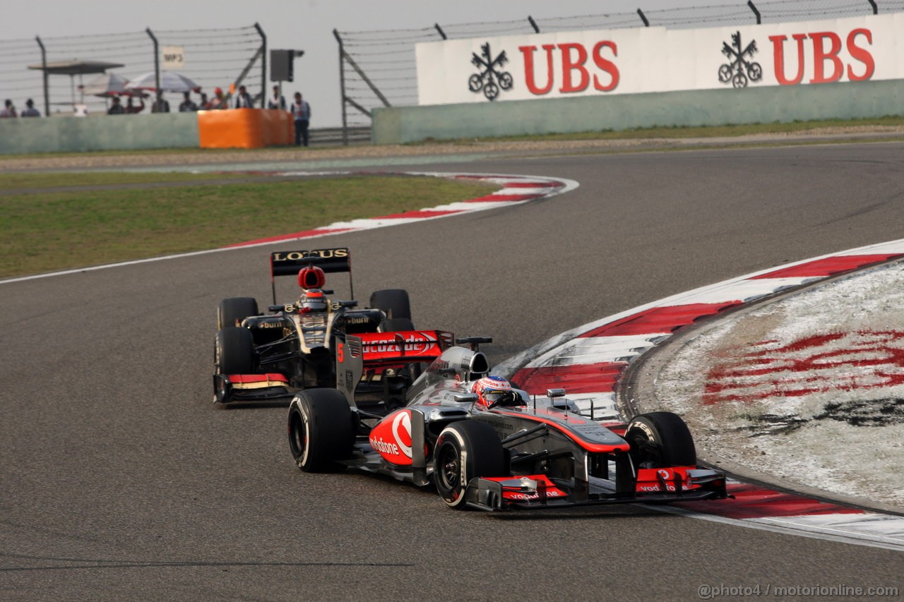 GP CINA, 14.04.2013- Gara, Jenson Button (GBR) McLaren Mercedes MP4-28 davanti a Kimi Raikkonen (FIN) Lotus F1 Team E21 