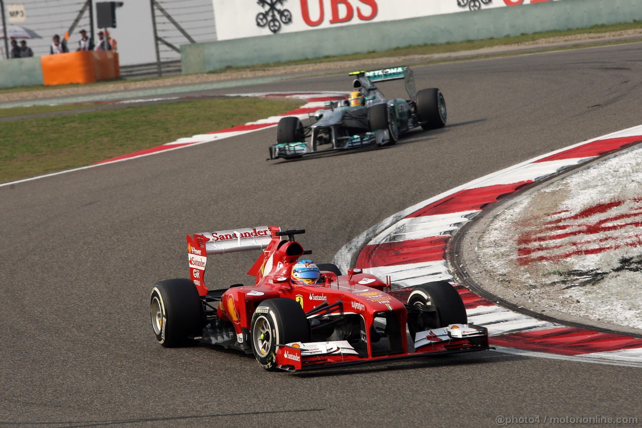 GP CINA, 14.04.2013- Gara, Fernando Alonso (ESP) Ferrari F138 davanti a Lewis Hamilton (GBR) Mercedes AMG F1 W04 