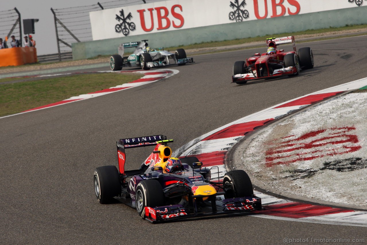 GP CINA, 14.04.2013- Gara, Mark Webber (AUS) Red Bull Racing RB9 davanti a Felipe Massa (BRA) Ferrari F138 