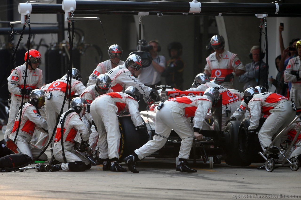 GP CINA, 14.04.2013- Gara, Pit Stop, Jenson Button (GBR) McLaren Mercedes MP4-28 