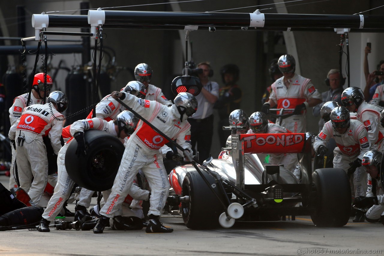 GP CINA, 14.04.2013- Gara, Pit Stop, Jenson Button (GBR) McLaren Mercedes MP4-28