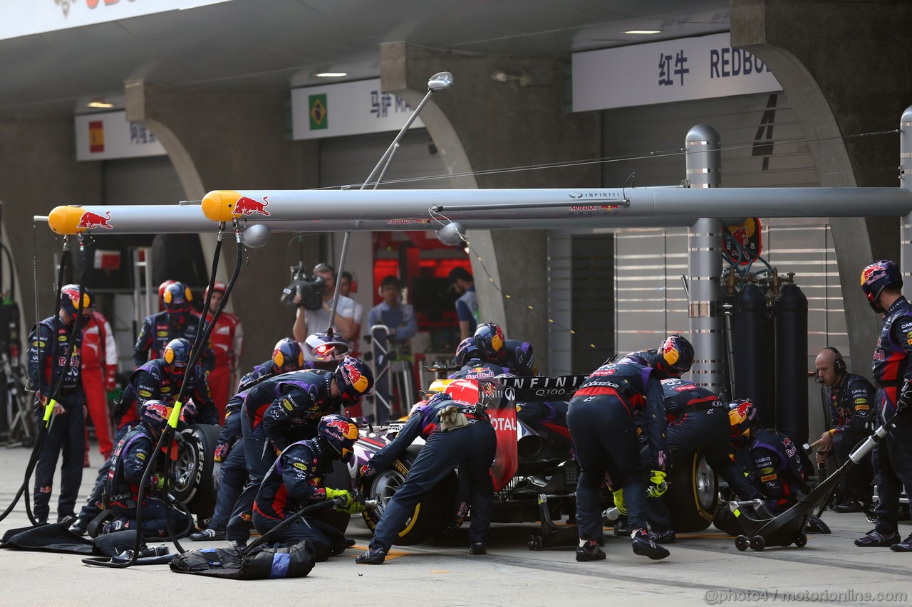 GP CINA, 14.04.2013- Gara, Pit Stop, Sebastian Vettel (GER) Red Bull Racing RB9