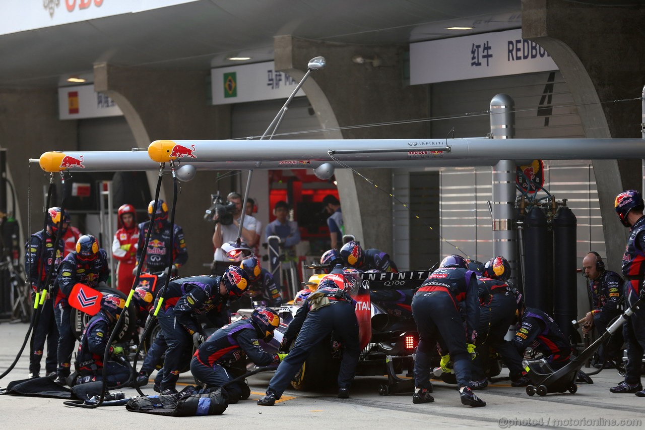 GP CINA, 14.04.2013- Gara, Pit Stop, Sebastian Vettel (GER) Red Bull Racing RB9 