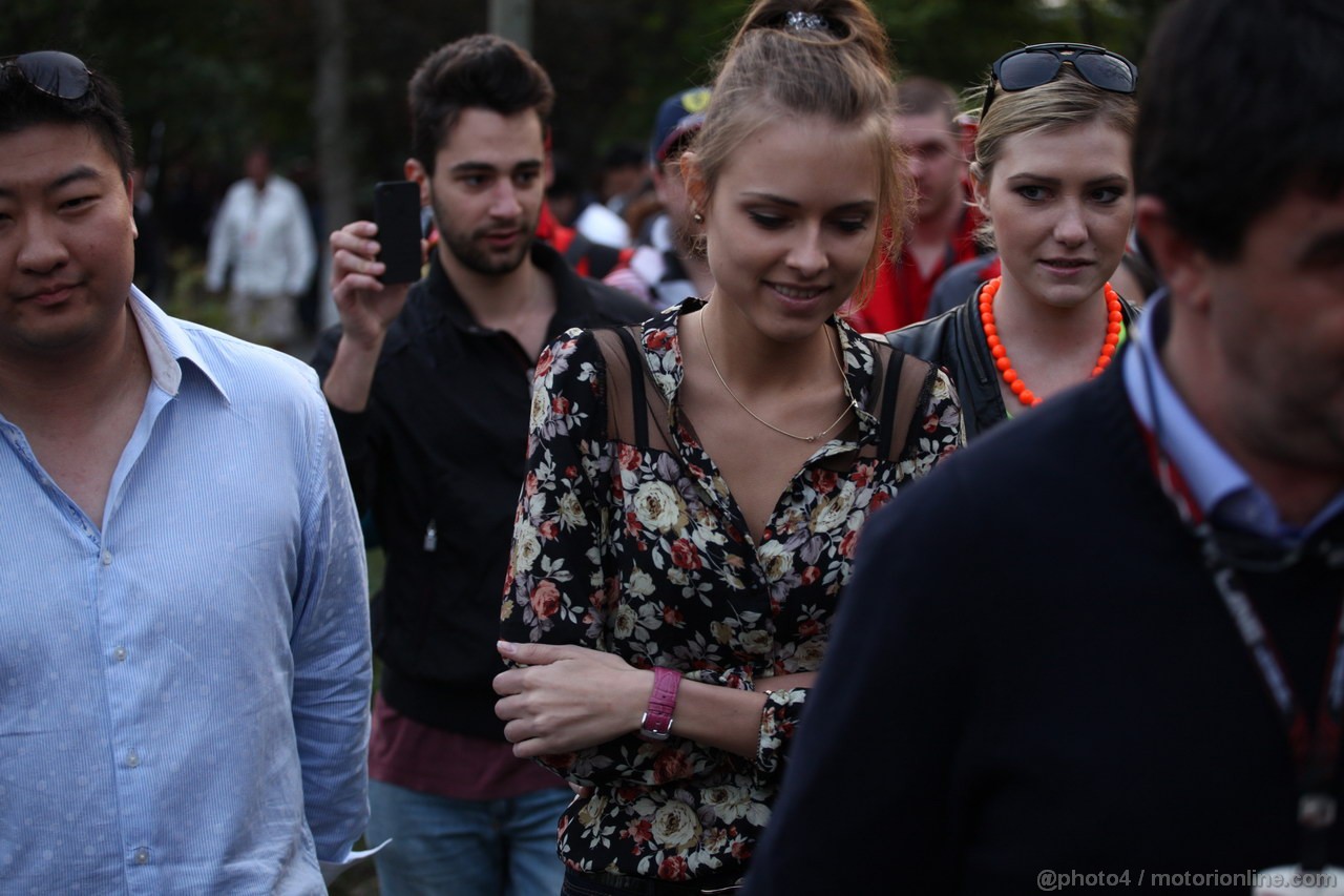 GP CINA, 14.04.2013- Gara, Dasha Kapustina (RUS), girlfriend of Fernando Alonso (ESP) Ferrari F138 