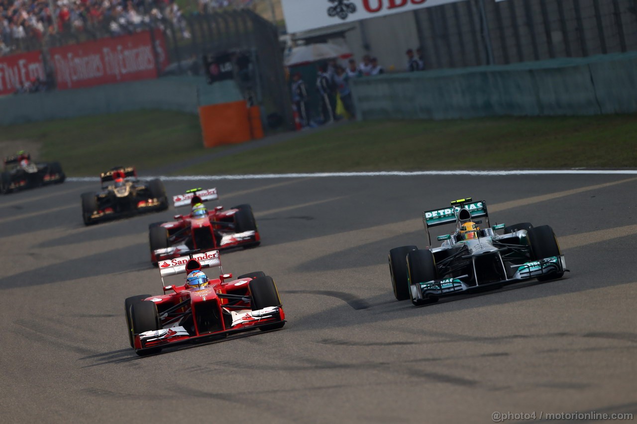 GP CINA, 14.04.2013- Gara, Fernando Alonso (ESP) Ferrari F138 e Lewis Hamilton (GBR) Mercedes AMG F1 W04 