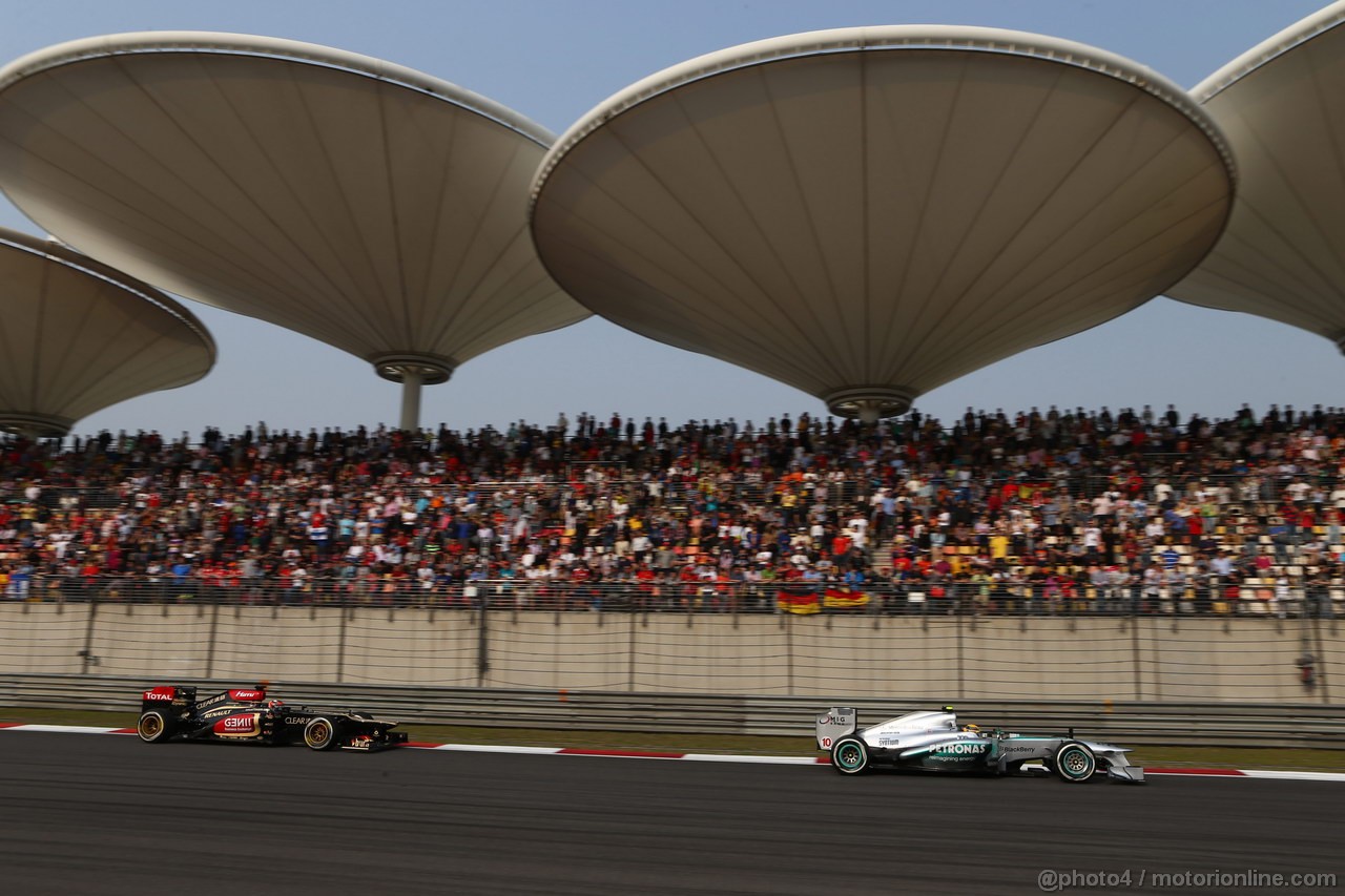 GP CINA, 14.04.2013- Gara, Kimi Raikkonen (FIN) Lotus F1 Team E21 e Lewis Hamilton (GBR) Mercedes AMG F1 W04 