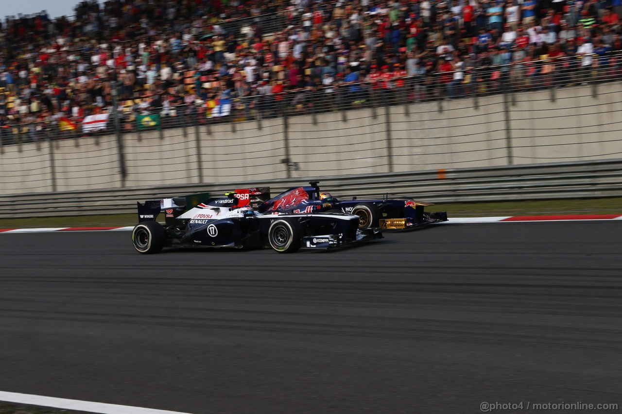 GP CINA, 14.04.2013- Gara, Valtteri Bottas (FIN), Williams F1 Team FW35 e Jean-Eric Vergne (FRA) Scuderia Toro Rosso STR8 