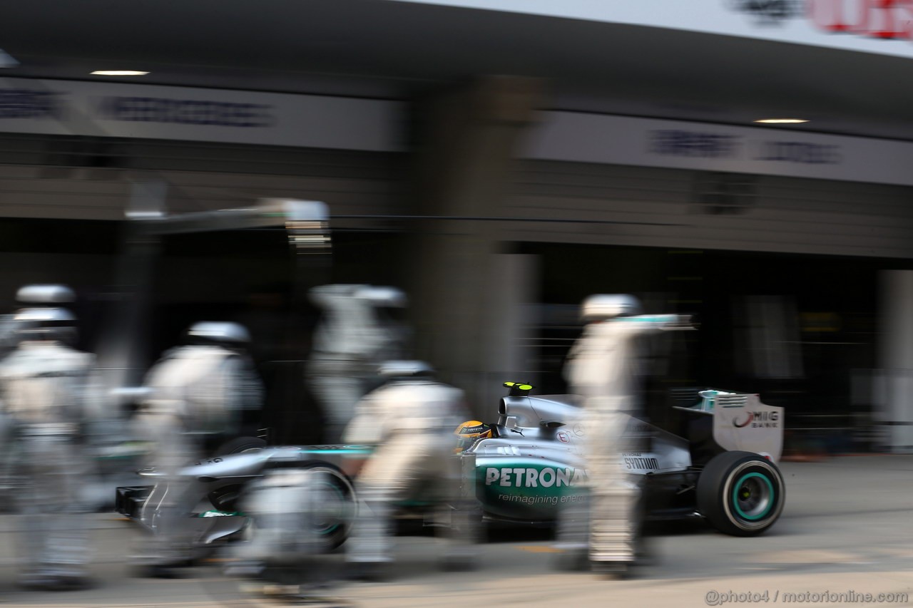 GP CINA, 14.04.2013- Gara, Pit stop, Lewis Hamilton (GBR) Mercedes AMG F1 W04