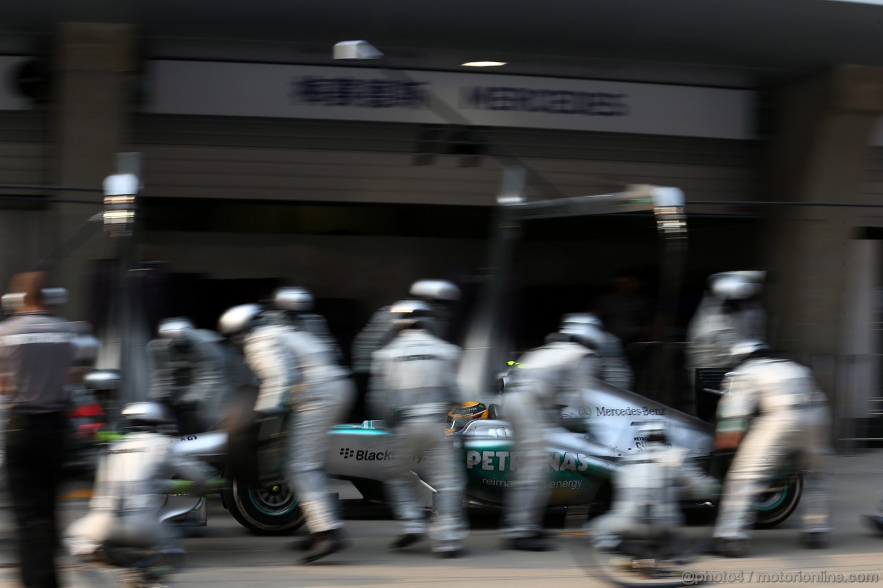 GP CINA, 14.04.2013- Gara, Pit stop, Lewis Hamilton (GBR) Mercedes AMG F1 W04 