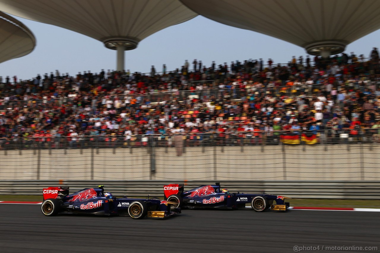 GP CINA, 14.04.2013- Gara, Daniel Ricciardo (AUS) Scuderia Toro Rosso STR8 e Jean-Eric Vergne (FRA) Scuderia Toro Rosso STR8 