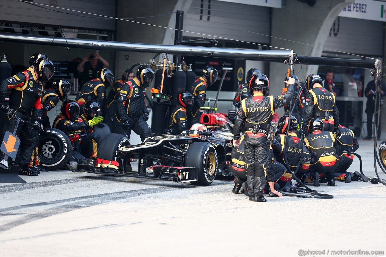 GP CINA, 14.04.2013- Gara, Pit stop, Romain Grosjean (FRA) Lotus F1 Team E21 