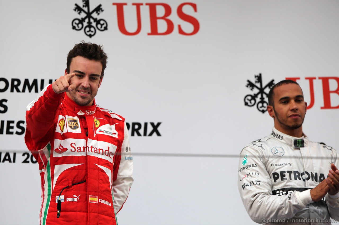 GP CINA, 14.04.2013- Gara, Fernando Alonso (ESP) Ferrari F138 vincitore e terzo Lewis Hamilton (GBR) Mercedes AMG F1 W04 