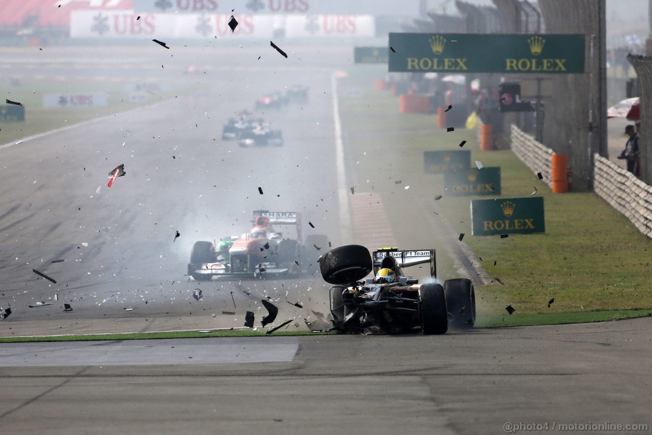 GP CINA, 14.04.2013- Gara, Crash, Esteban Gutierrez (MEX), Sauber F1 Team C32