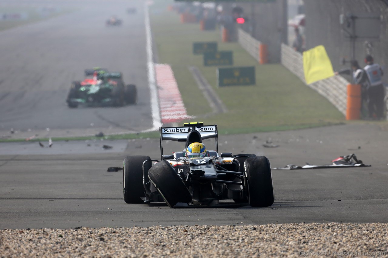 GP CINA, 14.04.2013- Gara, Crash, Esteban Gutierrez (MEX), Sauber F1 Team C32