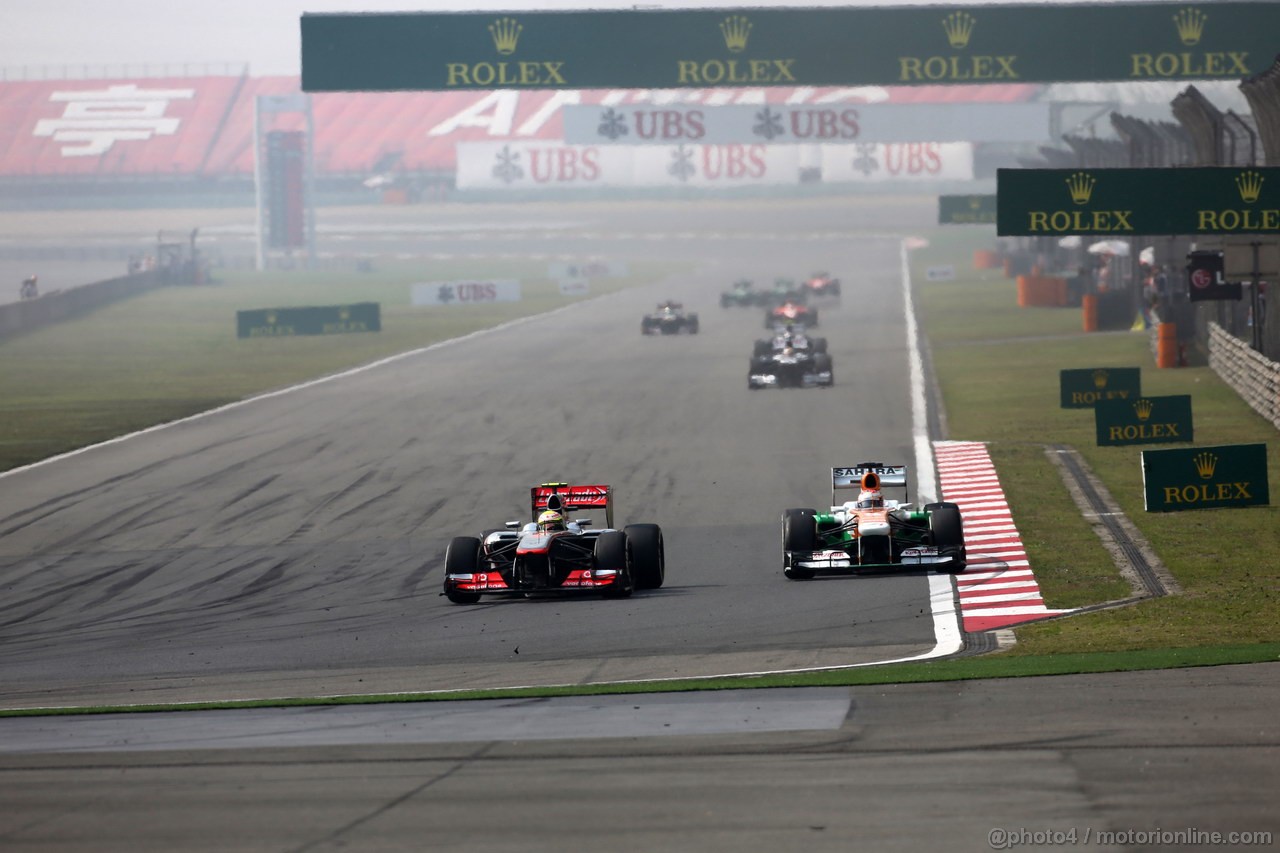 GP CINA, 14.04.2013- Gara, Sergio Perez (MEX) McLaren MP4-28 e Paul di Resta (GBR) Sahara Force India F1 Team VJM06 