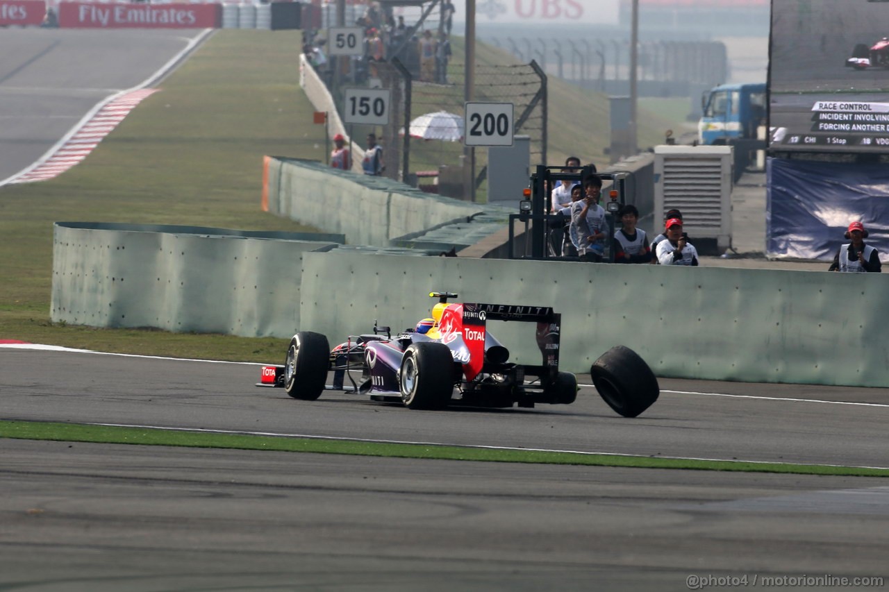 GP CINA, 14.04.2013- Gara, Crash, Mark Webber (AUS) Red Bull Racing RB9