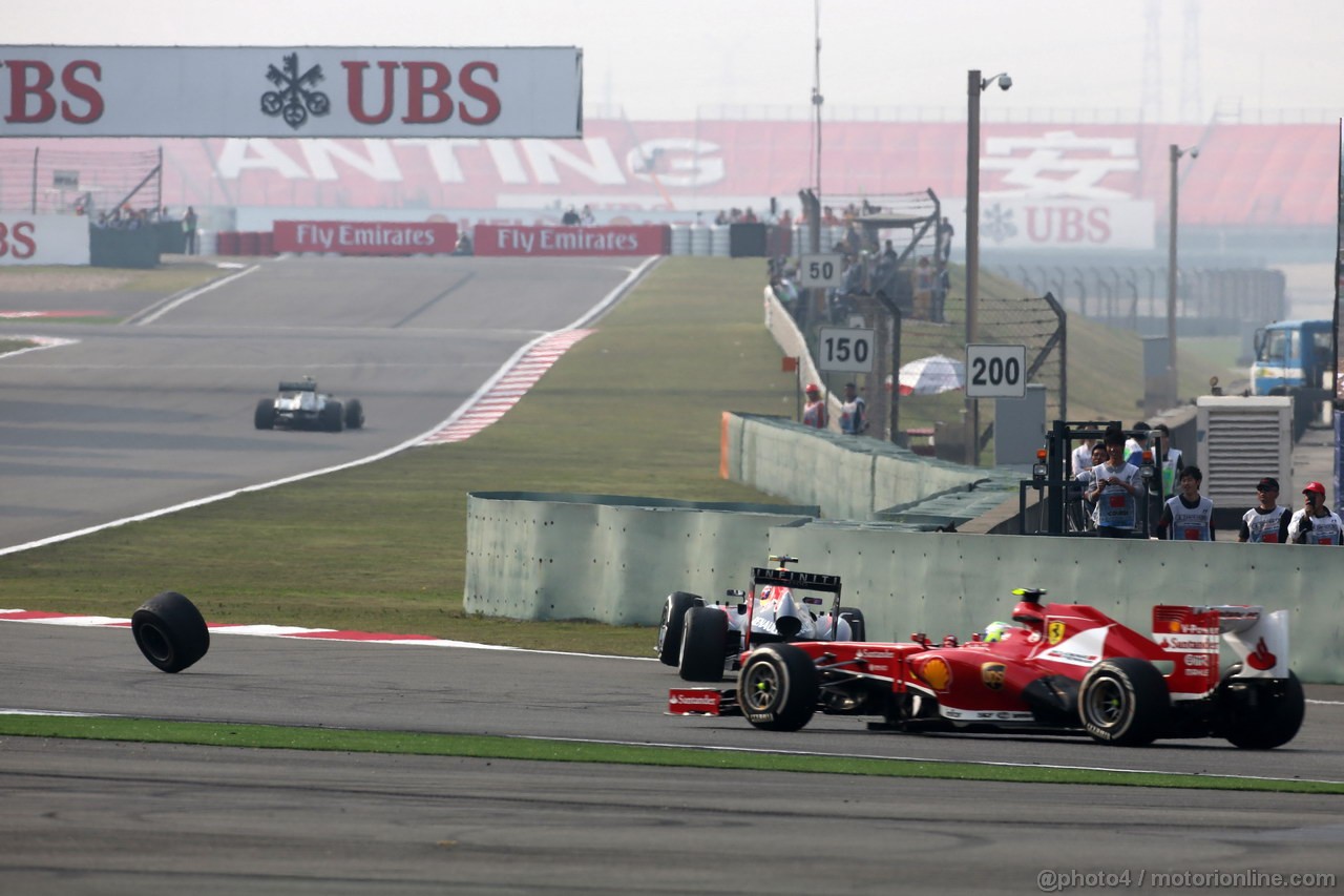 GP CINA, 14.04.2013- Gara, Crash, Mark Webber (AUS) Red Bull Racing RB9