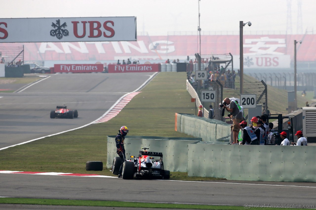 GP CINA, 14.04.2013- Gara, Crash, Mark Webber (AUS) Red Bull Racing RB9 