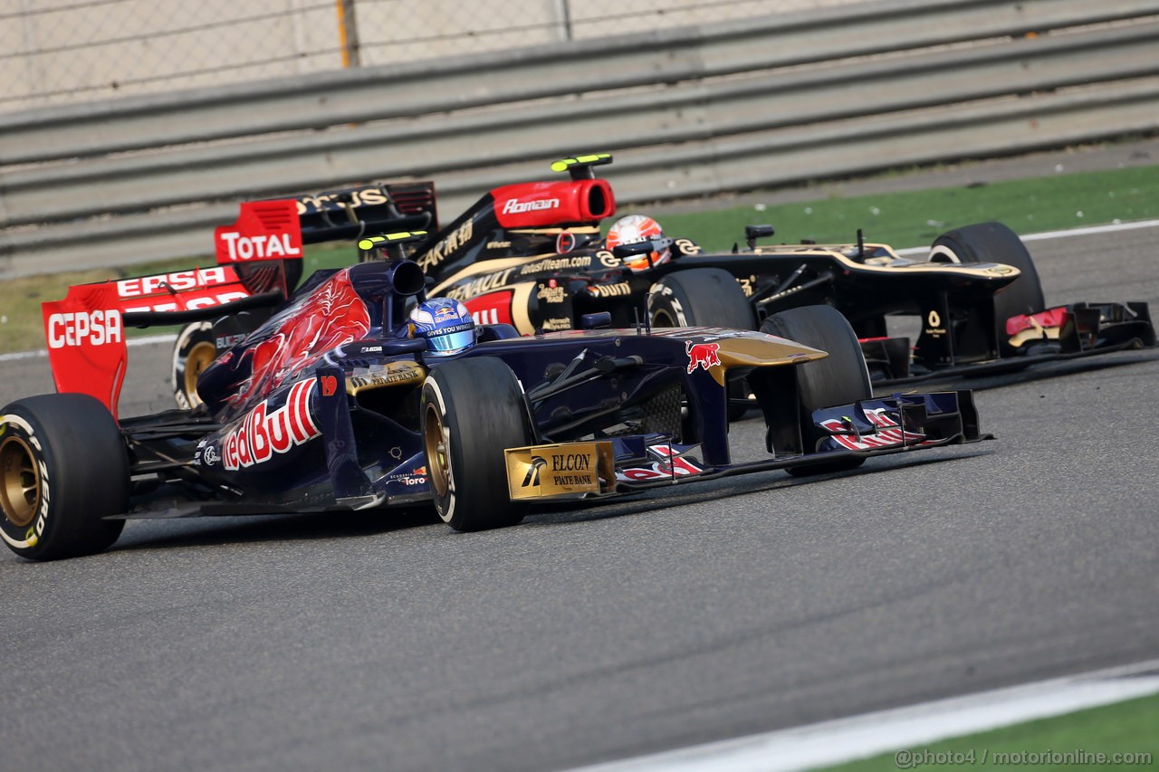 GP CINA, 14.04.2013- Gara, Daniel Ricciardo (AUS) Scuderia Toro Rosso STR8 e Romain Grosjean (FRA) Lotus F1 Team E21 