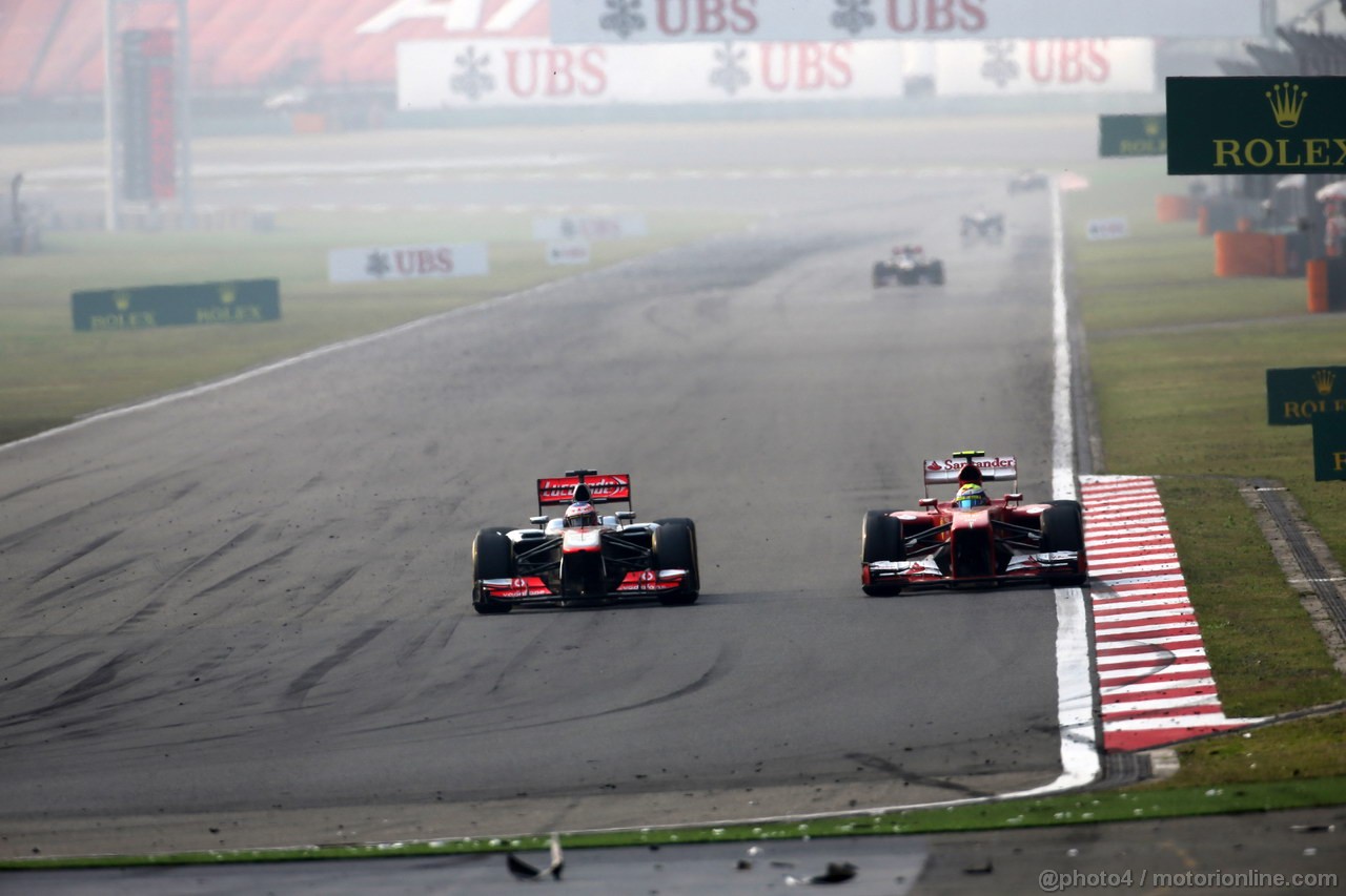 GP CINA, 14.04.2013- Gara, Jenson Button (GBR) McLaren Mercedes MP4-28 e Felipe Massa (BRA) Ferrari F138 