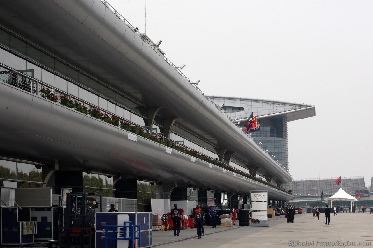 GP CINA, 11.04.2013- Paddock Atmosfera