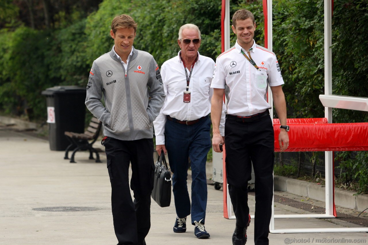 GP CINA, 11.04.2013- Jenson Button (GBR) McLaren Mercedes MP4-28 e his father John Button (GBR)