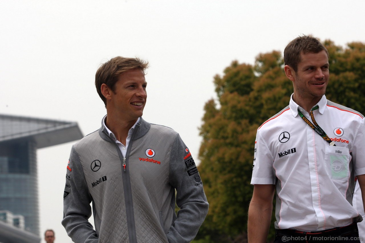 GP CINA, 11.04.2013- Jenson Button (GBR) McLaren Mercedes MP4-28 