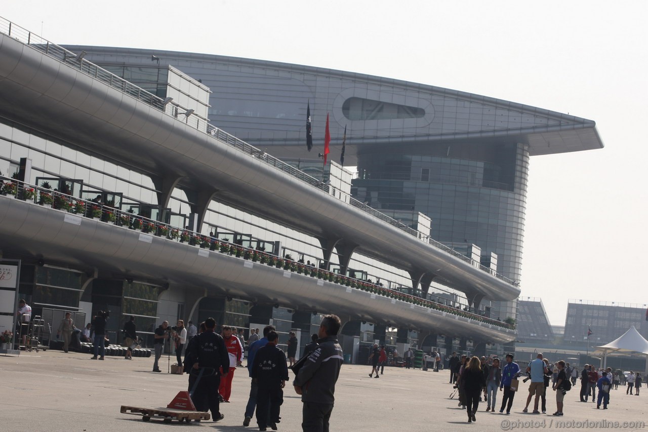 GP CINA, 11.04.2013- Paddock