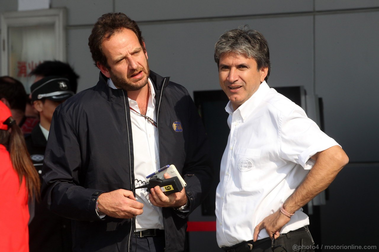 GP CINA, 11.04.2013- Matteo Bonciani (ITA), F1 Head of Communications e Pasquale Lattuneddu (ITA), FOM 