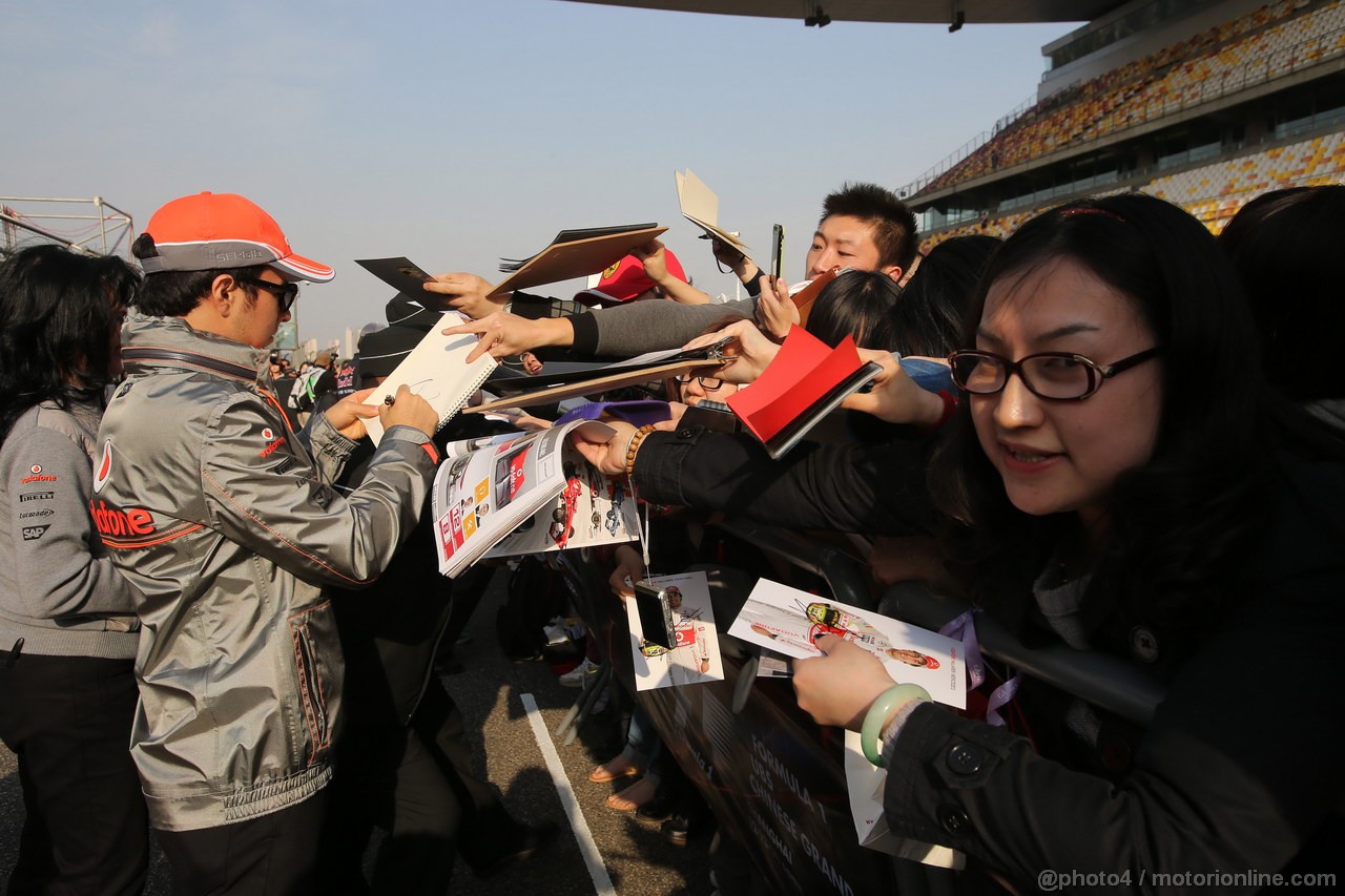 GP CINA, 11.04.2013- Sergio Perez (MEX) McLaren MP4-28 