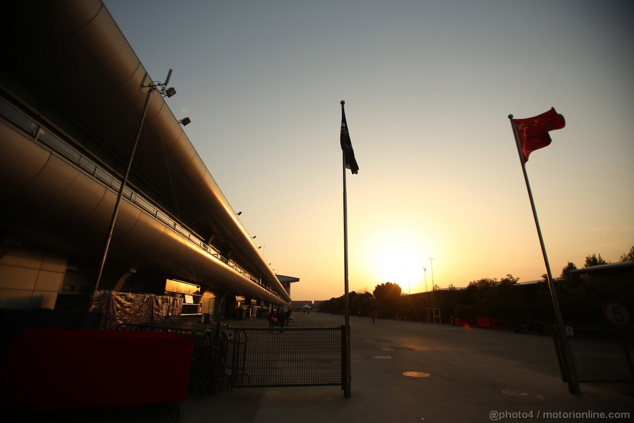 GP CINA, 11.04.2013- Paddock