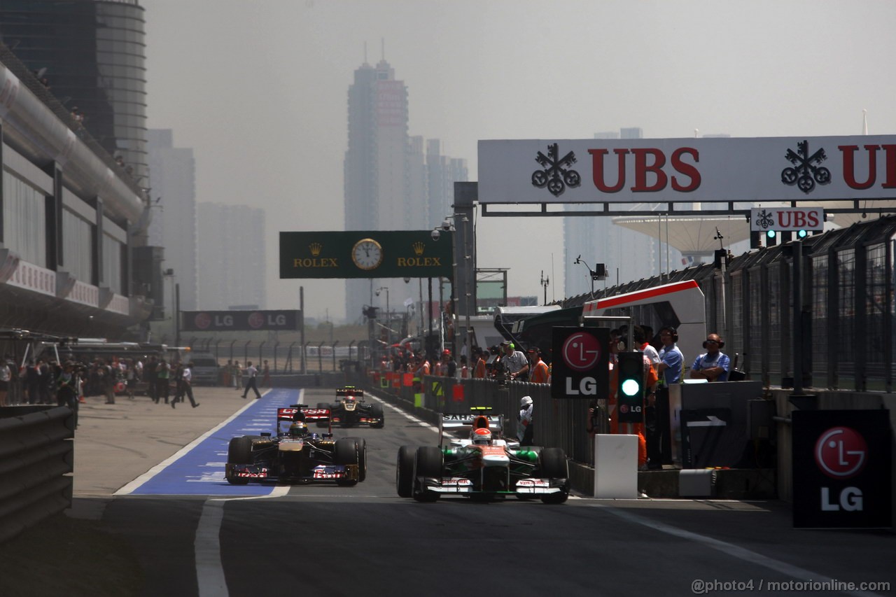 GP CINA, 13.04.2013- Prove Libere 3, Jean-Eric Vergne (FRA) Scuderia Toro Rosso STR8 e Adrian Sutil (GER), Sahara Force India F1 Team VJM06 